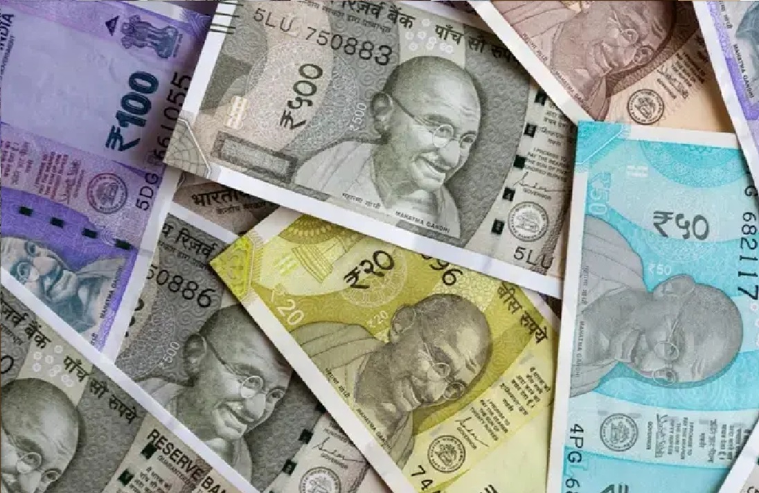 Rupee Opens Lower at 95.54 Against Dollar Amid Persistent Outflow Concerns